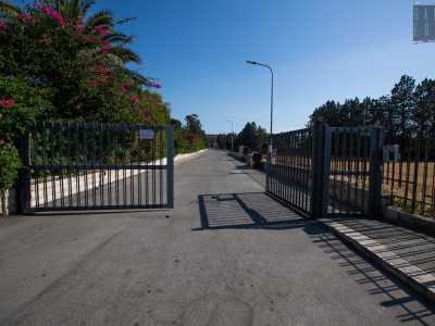 ...l� dove al civico 6 troviamo un cancello aperto che ci permette di entrare nel �condominio�